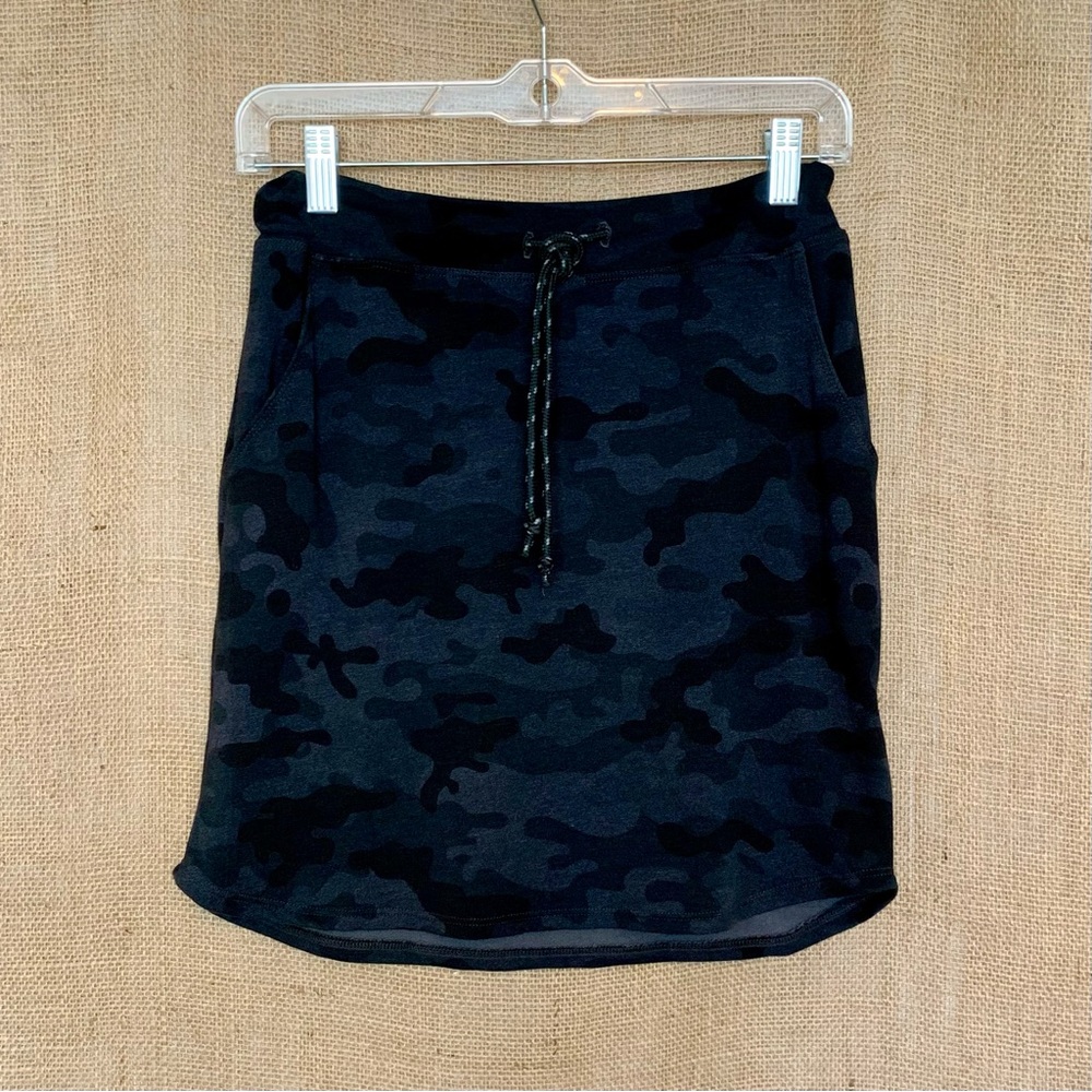 SUNDRY for EVEREVE Camo Skirt Athleisure Camouflage XS